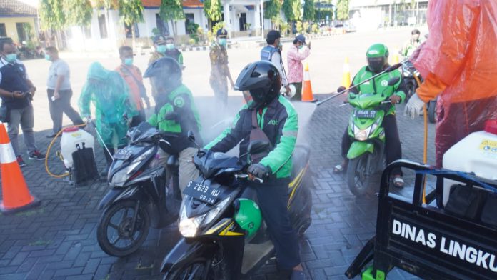 Driver Ojek Online di Kota Mojokerto Disemprot Disinfektan