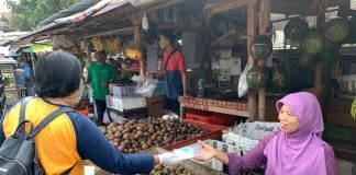 500 Masker dan Sarung Tangan Dibagikan kepada Pedagang Pasar