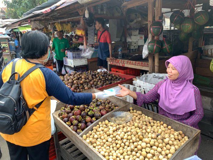 500 Masker dan Sarung Tangan Dibagikan kepada Pedagang Pasar