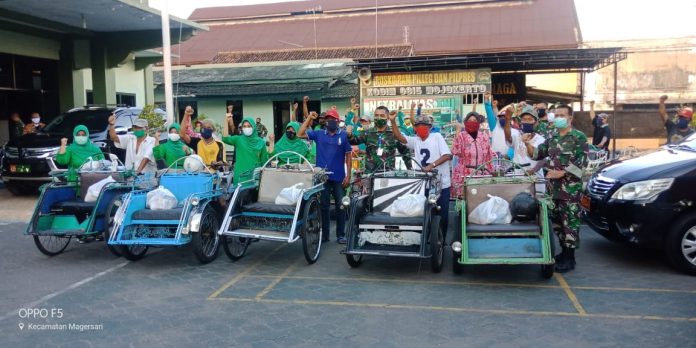 Peduli Dampak Covid-19, Abang Becak Dapat Sembako dan Masker dari Kodim 0815 Mojokerto