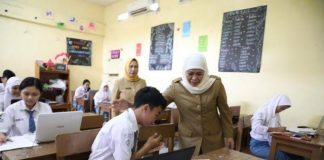 Gubernur Khofifah Minta Wali Murid Laporkan SMA/SMK Negeri Tarik SPP