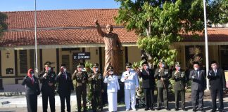 Danrem 082/CPYJ Bersama Wali Kota Mojokerto Upacara Peringatan Kemerdekaan ke 75 di Sekolah Soekarno