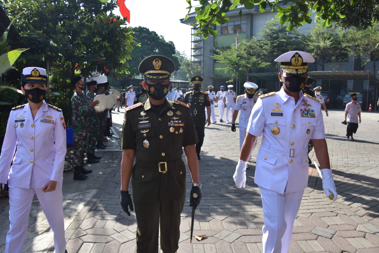 Pangkoarmada 2 Ziarah ke Makam GusDur