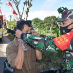 Bagikan Masker, Danrem 082/CPYJ Ingatkan Pesan Ibu