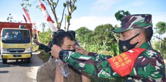 Bagikan Masker, Danrem 082/CPYJ Ingatkan Pesan Ibu