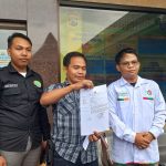 Rico Adi Suwardianto Ketua Gemasaba Jombang bersama kuasa hukumnya di Mapolres Jombang. Senin (27/2/2023).