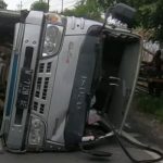 Mobil Iringan Pengantin Terguling di Jombang, 13 Penumpang Dilarikan ke RS