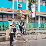 Pergantian rambu rusak berupa cermin cembung di Simpang 3 Jalan Sunan Ampel, Kelurahan Rejomulyo Kota Kediri.(dok/Triyani)