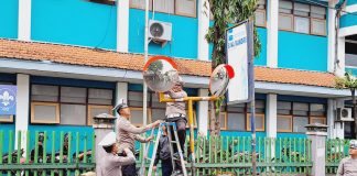 Pergantian rambu rusak berupa cermin cembung di Simpang 3 Jalan Sunan Ampel, Kelurahan Rejomulyo Kota Kediri.(dok/Triyani)