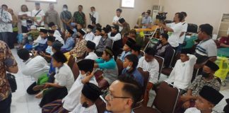 Suasana Sunatan Massal saat berlangsung di Ruang Kilisuci Pemerintah Kota (Pemkot) Kediri.(ft/Triyani)