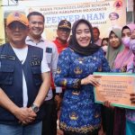 11 Warga Terdampak Angin Kencang di Mojokerto Terima Bansos