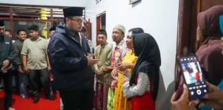 Bupati Kediri Hanindhito Himawan Pramana mendatangi rumah orang tua dari kakak beradik yang menjadi korban hanyut di aliran selokan depan SPBU Jalan Kapten Tendean, Kota Kediri.