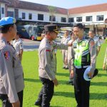 Wakil Kepala Kepolisian Resor (Wakapolres) Jombang Kompol Hari Kurniawan didampingi Kasipropam Polres Jombang Ipda Susila melakukan pemeriksaan Gaktiplin (Penegakan Penertiban dan Disiplin) anggota usai apel pagi di lapangan Mapolres Jombang, Senin (15/5/2023).