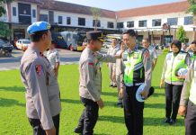 Wakil Kepala Kepolisian Resor (Wakapolres) Jombang Kompol Hari Kurniawan didampingi Kasipropam Polres Jombang Ipda Susila melakukan pemeriksaan Gaktiplin (Penegakan Penertiban dan Disiplin) anggota usai apel pagi di lapangan Mapolres Jombang, Senin (15/5/2023).