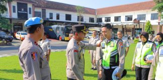 Wakil Kepala Kepolisian Resor (Wakapolres) Jombang Kompol Hari Kurniawan didampingi Kasipropam Polres Jombang Ipda Susila melakukan pemeriksaan Gaktiplin (Penegakan Penertiban dan Disiplin) anggota usai apel pagi di lapangan Mapolres Jombang, Senin (15/5/2023).