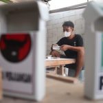 Proses pembuatan wadah rokok di Dusun Pajaran, Desa Peterongan, Kecamatan Peterongan, Jombang. Jumat (19/5/2023).