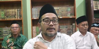 Pengasuh Pesantren Mamba’ul Ma’arif Denanyar, KH. Abdus Salam Sohib saat memberikan penjelasan kepada media. Sabtu (20/5/2023).