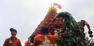 Tumpeng manggis hasil bumi Desa Jarak, Kecamatan Wonosalam, Jombang. (21/5/2023).