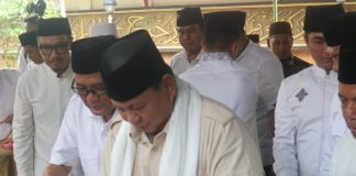 Prabowo melakukan tahlil dan doa bersama di makam Ponpes Tebuireng Jombang. Minggu (21/5/2023).