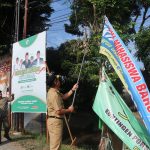 Pencopotan reklame dan baliho di depan exit tol Tembelang, Jombang. Senin (12/6/2023).