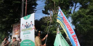 Pencopotan reklame dan baliho di depan exit tol Tembelang, Jombang. Senin (12/6/2023).