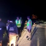 Kepolisian saat melakukan olah TKP di jalan raya Dusun Semanding.