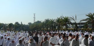 CJH saat melakukan bimbingan manasik haji di alun-alun Jombang.