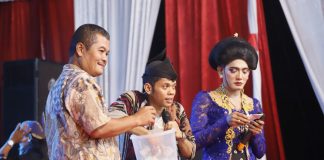 Kepala Satpol PP Kabupaten Jombang, Thonsom Pranggono bersama Cak Percil saat pertunjukan campursari.