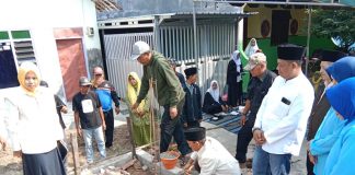 Proses pembangunan rumah layak huni di Dusun Tanggungan, Desa Tanggung Kramat, Kecamatan Ploso, Kabupaten Jombang. (22/6/2023).