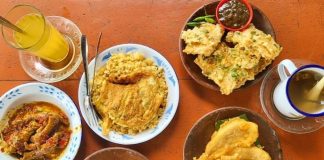 Kuliner di Wonosalam, Kabupaten Jombang.