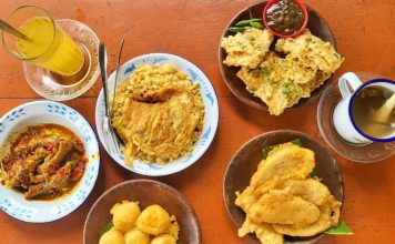 Kuliner di Wonosalam, Kabupaten Jombang.