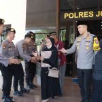 Orang tua Briptu RD menyapa rekan rekan almarhum di Polres Jombang.