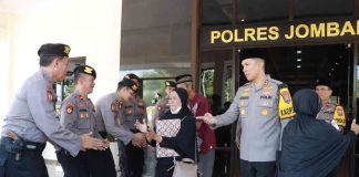 Orang tua Briptu RD menyapa rekan rekan almarhum di Polres Jombang.