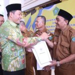 Plt Bupati Sidoarjo, Subandi menyerahkan SK perpanjangan kepala desa.