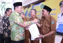 Plt Bupati Sidoarjo, Subandi menyerahkan SK perpanjangan kepala desa.