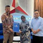 Bendahara Umum DPP Demokrat, Renville Antonio memberikan surat tugas kepada Mundjidah Wahab (tengah) didampingi Ketua DPC Demokrat Jombang, Moh Syarif Hidayatullah (kanan). Bongkah.id/Istimewa/