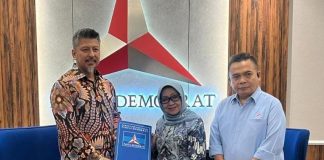 Bendahara Umum DPP Demokrat, Renville Antonio memberikan surat tugas kepada Mundjidah Wahab (tengah) didampingi Ketua DPC Demokrat Jombang, Moh Syarif Hidayatullah (kanan). Bongkah.id/Istimewa/