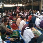 Ratusan warga eks penganut Hizbut Tahrir Indonesia (HTI) menggelar salat Iduladuha 1445 H/2024 M di halaman Kopi Gassing Jl. Yos Sudarso, Sidoarjo, Minggu (16/6/2024).