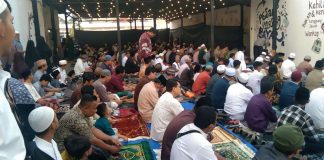 Ratusan warga eks penganut Hizbut Tahrir Indonesia (HTI) menggelar salat Iduladuha 1445 H/2024 M di halaman Kopi Gassing Jl. Yos Sudarso, Sidoarjo, Minggu (16/6/2024).