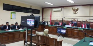 Siska Wati dalam agenda dakwaan sidang perdana di Pengadilan Tindak Pidana Korupsi