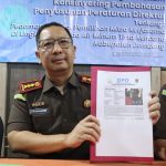 Kajari Jombang Agus Chandra saat memperlihatkan surat DPO Fiqi Efendi. Bongkah.id/Karimatul Maslahah/