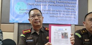 Kajari Jombang Agus Chandra saat memperlihatkan surat DPO Fiqi Efendi. Bongkah.id/Karimatul Maslahah/