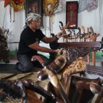 Yudi Rianto, melakukan ritual jamasan benda pusaka di Desa Mojotengah, Kecamatan Bareng, Kabupaten Jombang, Jawa Timur, Jumat (5/7/2024).