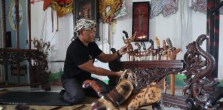 Yudi Rianto, melakukan ritual jamasan benda pusaka di Desa Mojotengah, Kecamatan Bareng, Kabupaten Jombang, Jawa Timur, Jumat (5/7/2024).