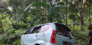 Mobil rombongan satu keluarga asal Surabaya kecelakaan di jalur Sendi Pacet Mojokerto, Rabu (10/7/20224).