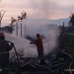 Petugas melakukan pembasahan kandang ayam yang terbakar di Ngoro, Jombang, Kamis (11/7/2024).