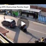 Tangkapan layar pria mabok ancam pengendara di Cukir, Jombang.