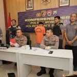 Pelaku pembacokan pemilik salon di Surabaya saat diamankan polisi. Bongkah.id/Addy/