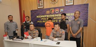 Pelaku pembacokan pemilik salon di Surabaya saat diamankan polisi. Bongkah.id/Addy/