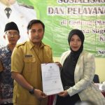 Kepala DPM-PTSP Sidoarjo Rudi Setiawan serahkan NIB ke salah satu pelaku UMKM